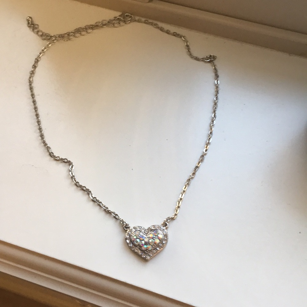 NWOT cute silver heart necklace